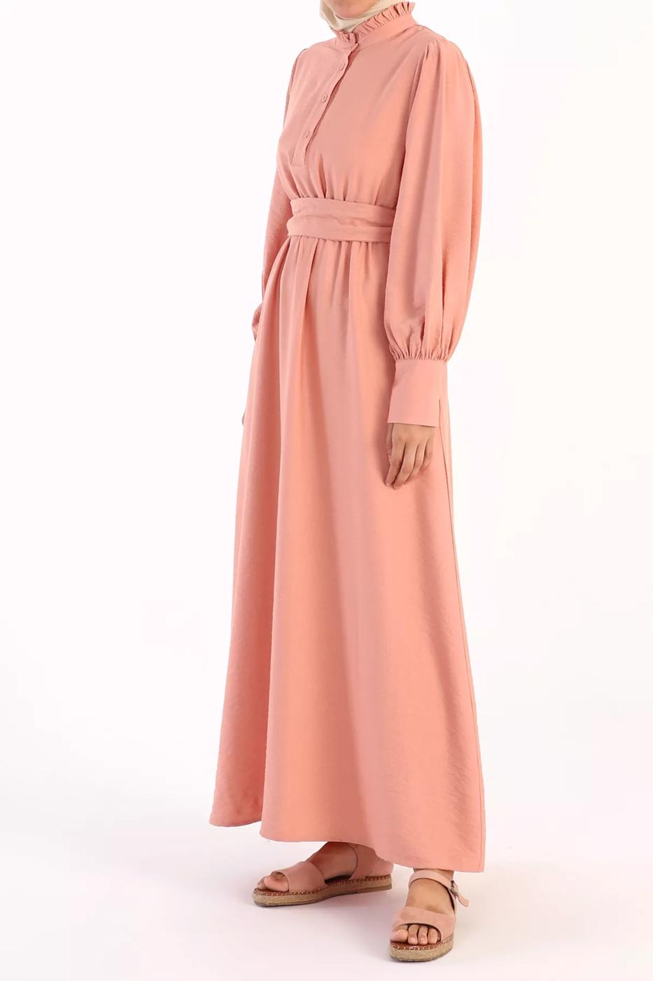 Tesettür giyim PUDRA BELİ KUŞAK DETAYLI YAKASI FIRFIRLI ELBİSE 13006	
