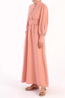 Tesettür giyim PUDRA BELİ KUŞAK DETAYLI YAKASI FIRFIRLI ELBİSE 13006	