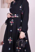 Tesettür giyim SİYAH ÇİÇEK NAKIŞLI ELBİSE 1307 