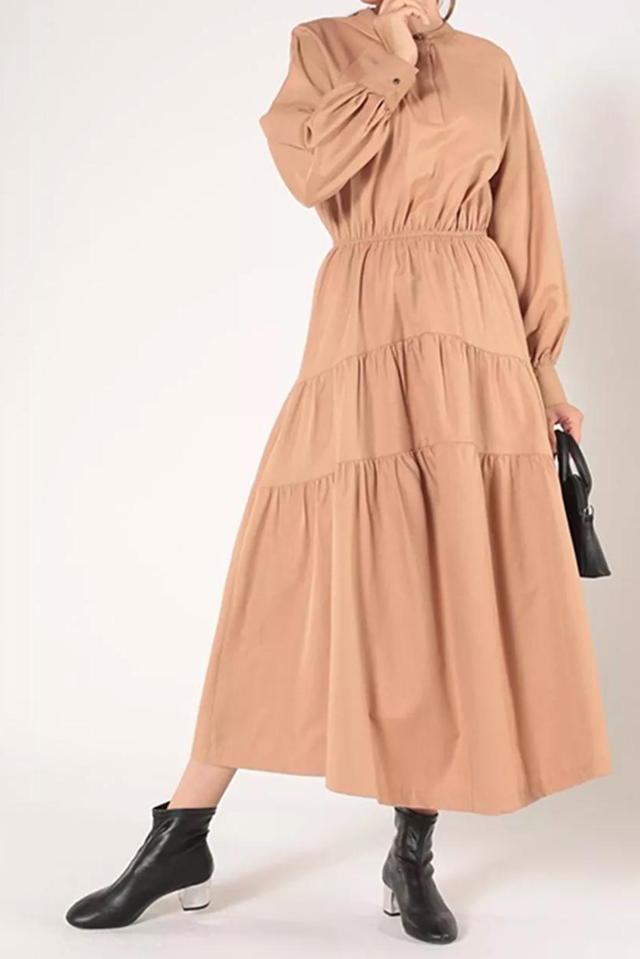 Tesettür giyim KAHVE BELİ BÜZGÜLÜ GİZLİ DÜĞMELİ KATLI ELBİSE 20006 