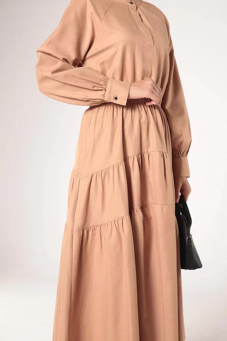 Tesettür giyim KAHVE BELİ BÜZGÜLÜ GİZLİ DÜĞMELİ KATLI ELBİSE 20006 