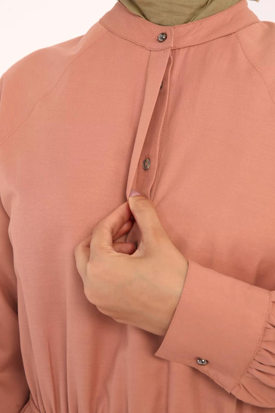 Tesettür giyim PUDRA BELİ BÜZGÜLÜ GİZLİ DÜĞMELİ KATLI ELBİSE 20006 