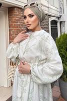 Tesettür giyim KREM GİZLİ DÜĞMELİ DESENLİ PAMUKLU ELBİSE 2338 