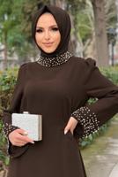 Tesettür giyim KAHVE YAKASI VE MANŞETLERİ İNCİ DETAYLI ELBİSE T 2563	