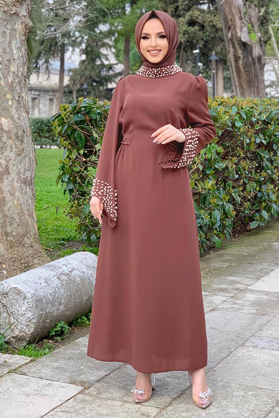 Tesettür giyim PEMBE YAKASI VE MANŞETLERİ İNCİ DETAYLI ELBİSE T 2563