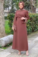 Tesettür giyim PEMBE YAKASI VE MANŞETLERİ İNCİ DETAYLI ELBİSE T 2563