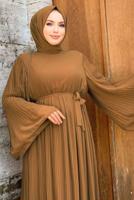 Tesettür giyim TABA PİLİSELİ KUŞAKLI ELBİSE T 4043
