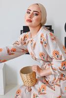 Tesettür giyim TURUNCU ÇİÇEK DESENLİ KUŞAKLI KETEN ELBİSE 4452 