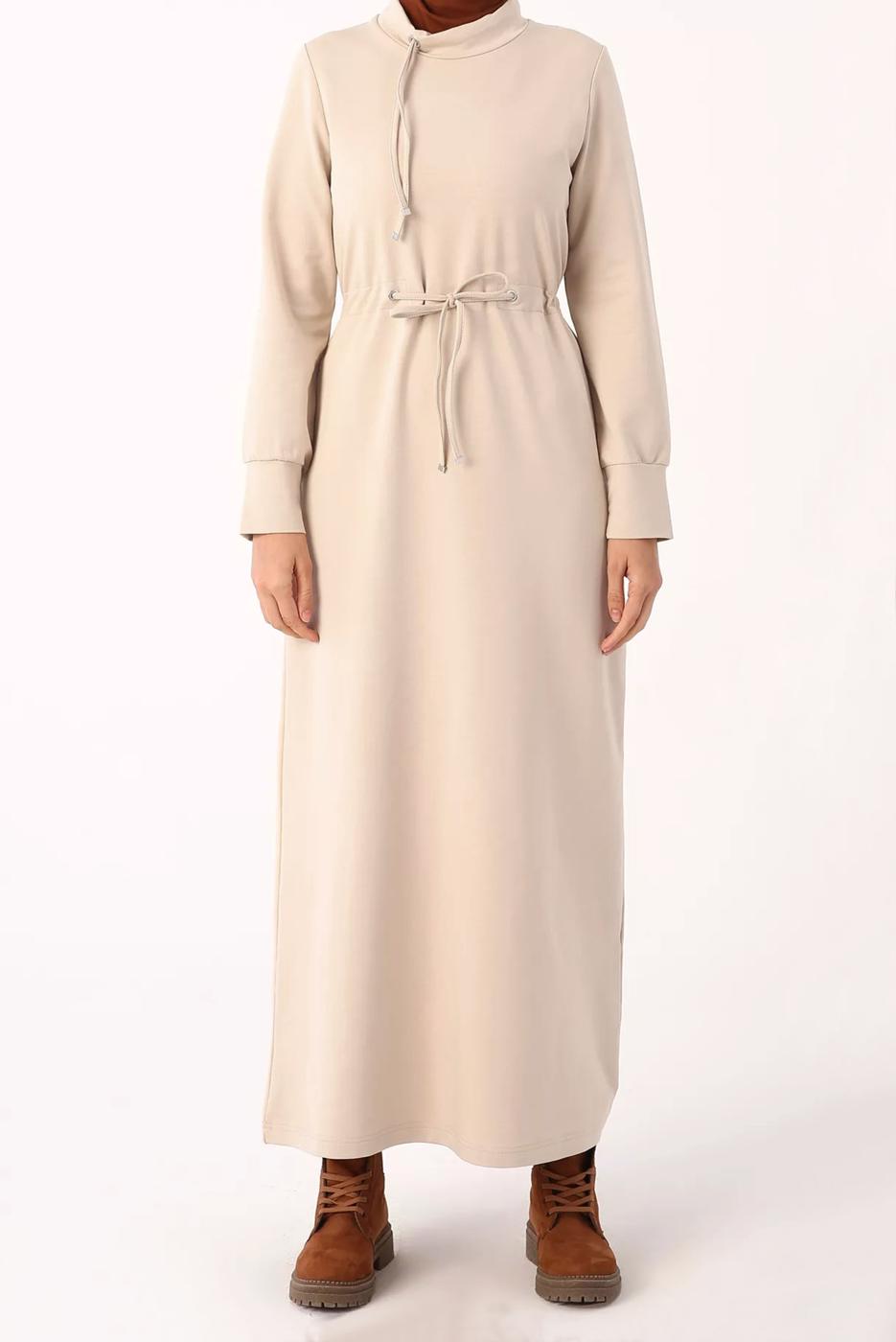 Tesettür giyim BEJ BELİ BÜZGÜLÜ ELBİSE 64006 