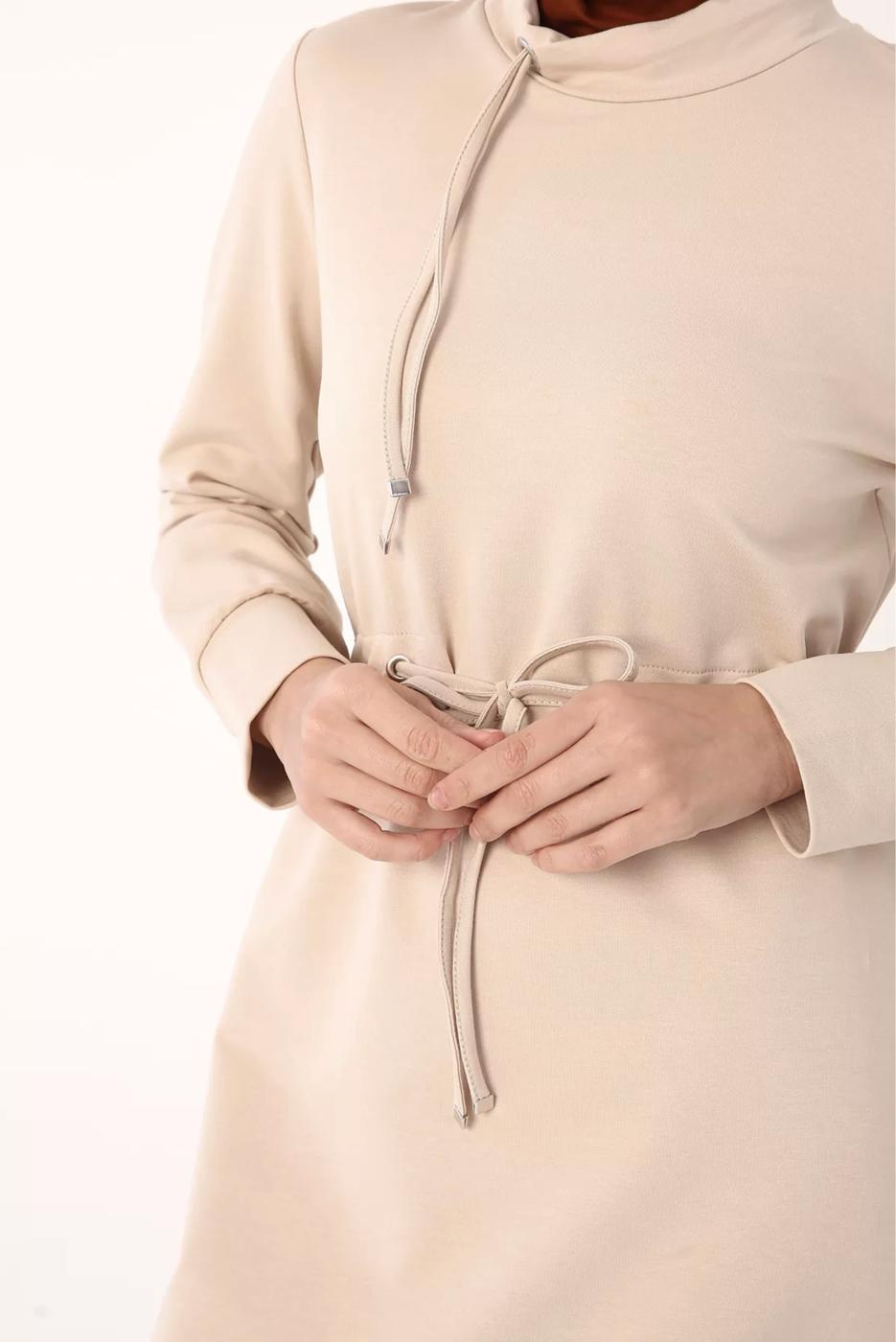 Tesettür giyim BEJ BELİ BÜZGÜLÜ ELBİSE 64006 