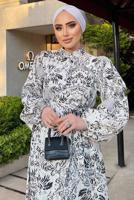 Tesettür giyim BEYAZ DESENLİ KUŞAKLI KETEN ELBİSE 8337 