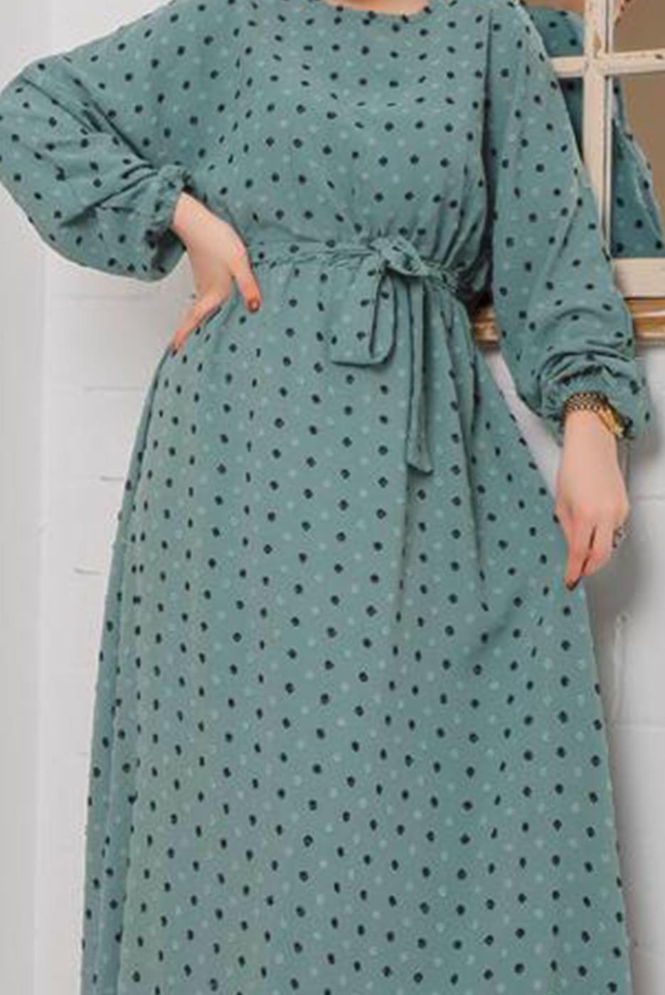 Tesettür giyim YEŞİL BELİ KUŞAKLI PUANTİYELİ ELBİSE 9042 