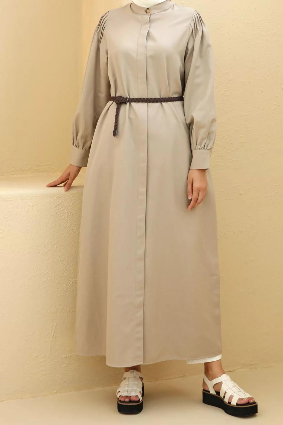 Tesettür giyim BEJ OMUZLARI PİLE DETAYLI GİZLİ DÜĞMELİ PAMUKLU FERACE 02068 