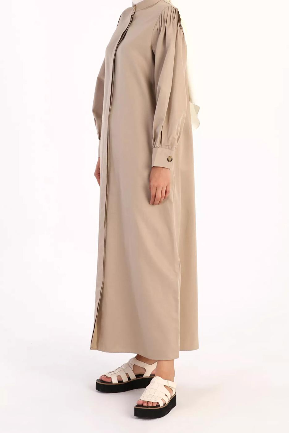 Tesettür giyim BEJ OMUZLARI PİLE DETAYLI GİZLİ DÜĞMELİ PAMUKLU FERACE 02068 