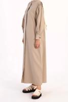 Tesettür giyim BEJ OMUZLARI PİLE DETAYLI GİZLİ DÜĞMELİ PAMUKLU FERACE 02068 