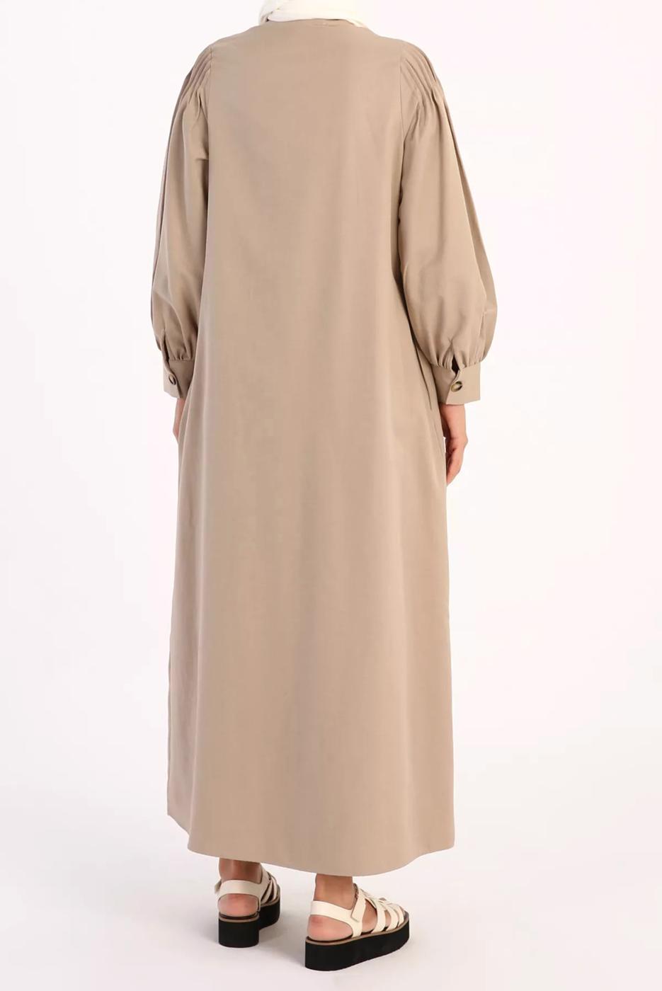 Tesettür giyim BEJ OMUZLARI PİLE DETAYLI GİZLİ DÜĞMELİ PAMUKLU FERACE 02068 