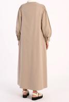 Tesettür giyim BEJ OMUZLARI PİLE DETAYLI GİZLİ DÜĞMELİ PAMUKLU FERACE 02068 