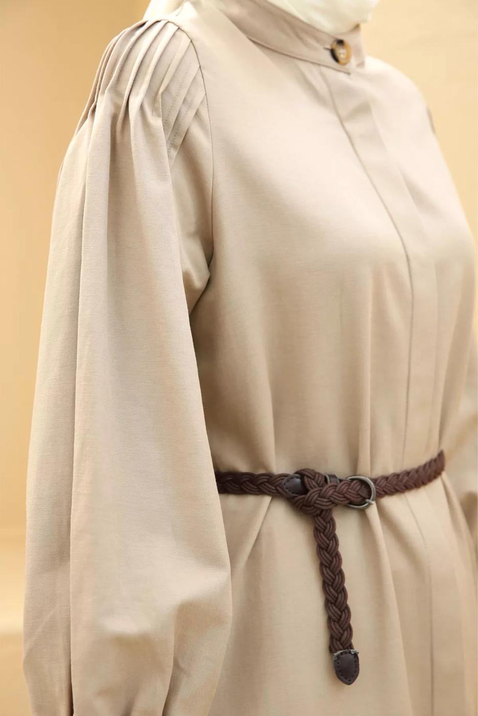 Tesettür giyim BEJ OMUZLARI PİLE DETAYLI GİZLİ DÜĞMELİ PAMUKLU FERACE 02068 