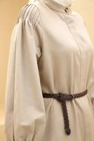 Tesettür giyim BEJ OMUZLARI PİLE DETAYLI GİZLİ DÜĞMELİ PAMUKLU FERACE 02068 