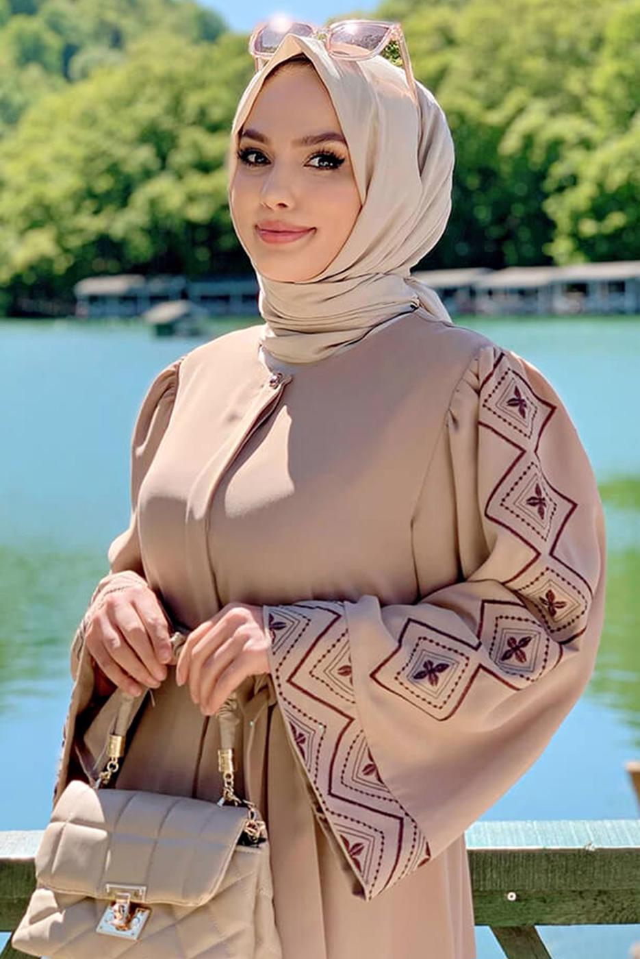 Tesettür giyim VİZON NAKIŞLI KUŞAKLI FERACE 2867 