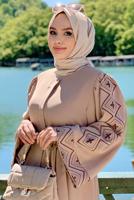 Tesettür giyim VİZON NAKIŞLI KUŞAKLI FERACE 2867 