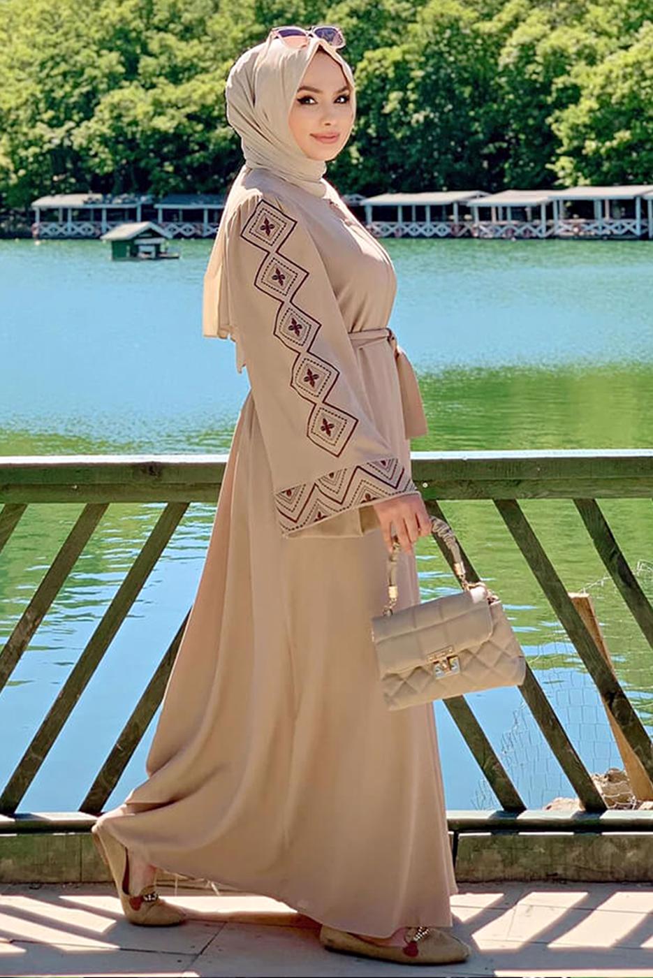 Tesettür giyim VİZON NAKIŞLI KUŞAKLI FERACE 2867 