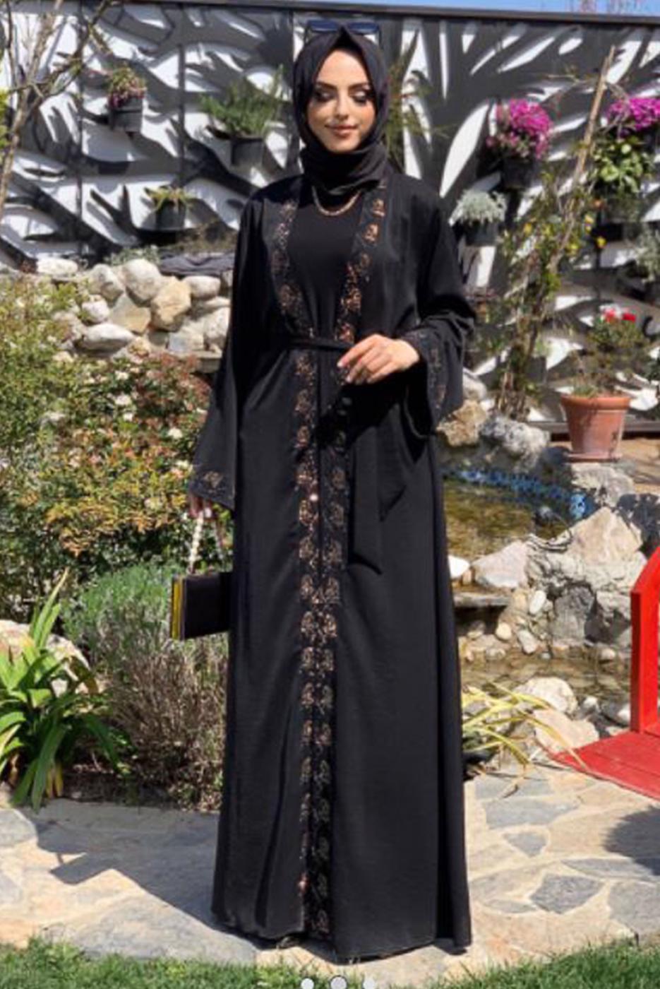 Tesettür giyim SİYAH NAKIŞLI KUŞAKLI FERACE 4867 