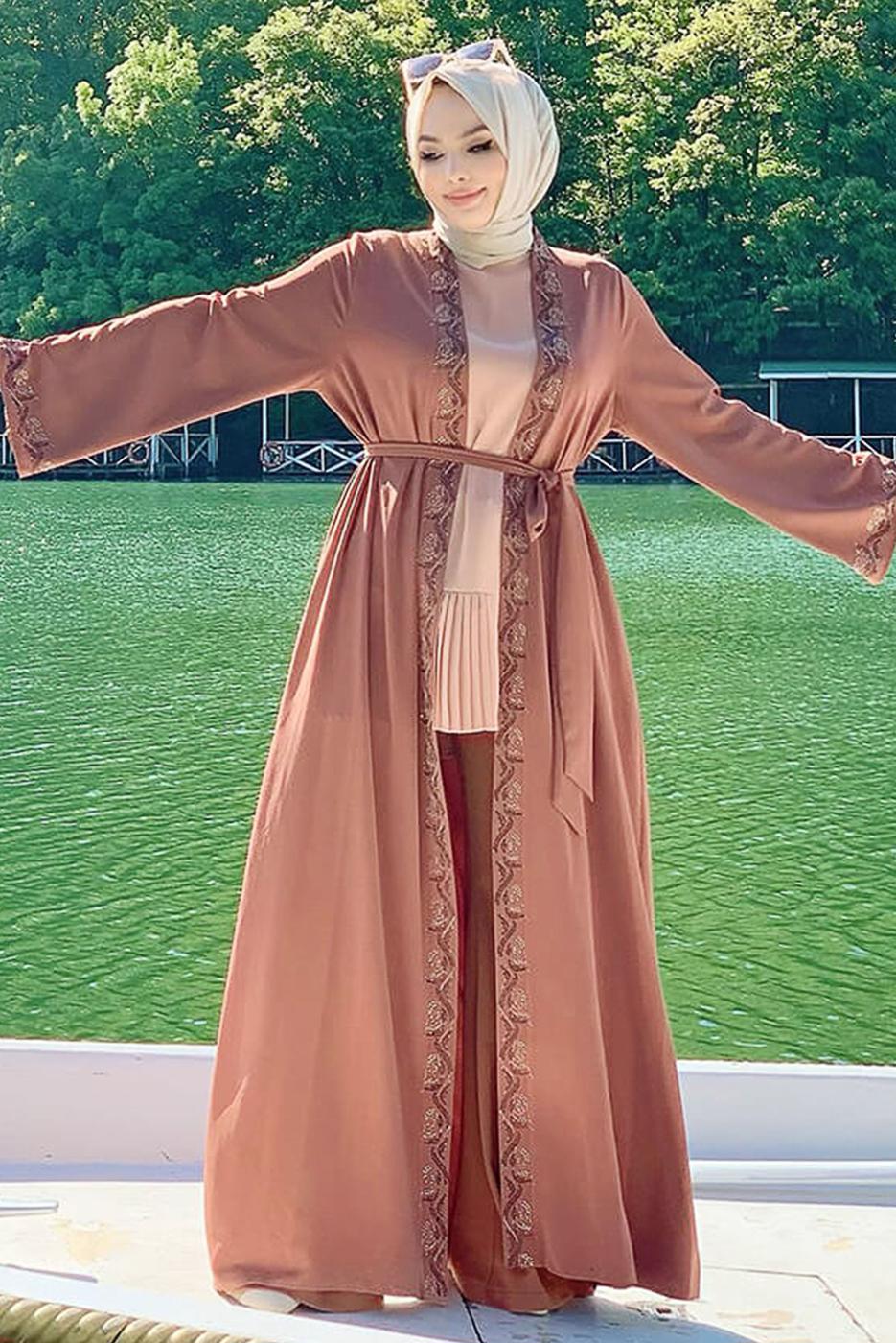 Tesettür giyim KAHVE NAKIŞLI KUŞAKLI FERACE 4867 