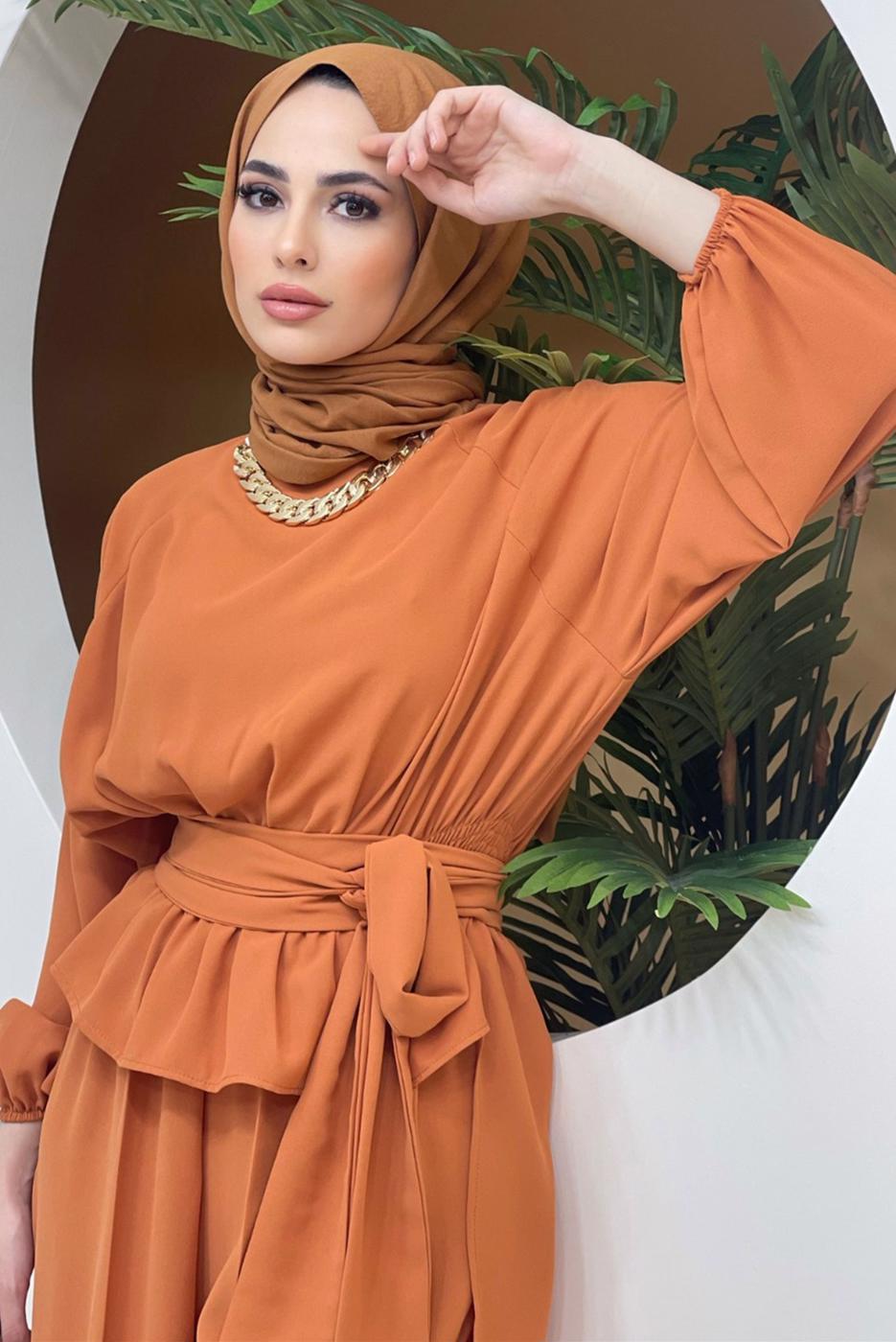 Tesettür giyim TURUNCU ZİNCİR DETAYLI BELDEN BAĞLAMALI İKİLİ PANT. TAKIM 73051	