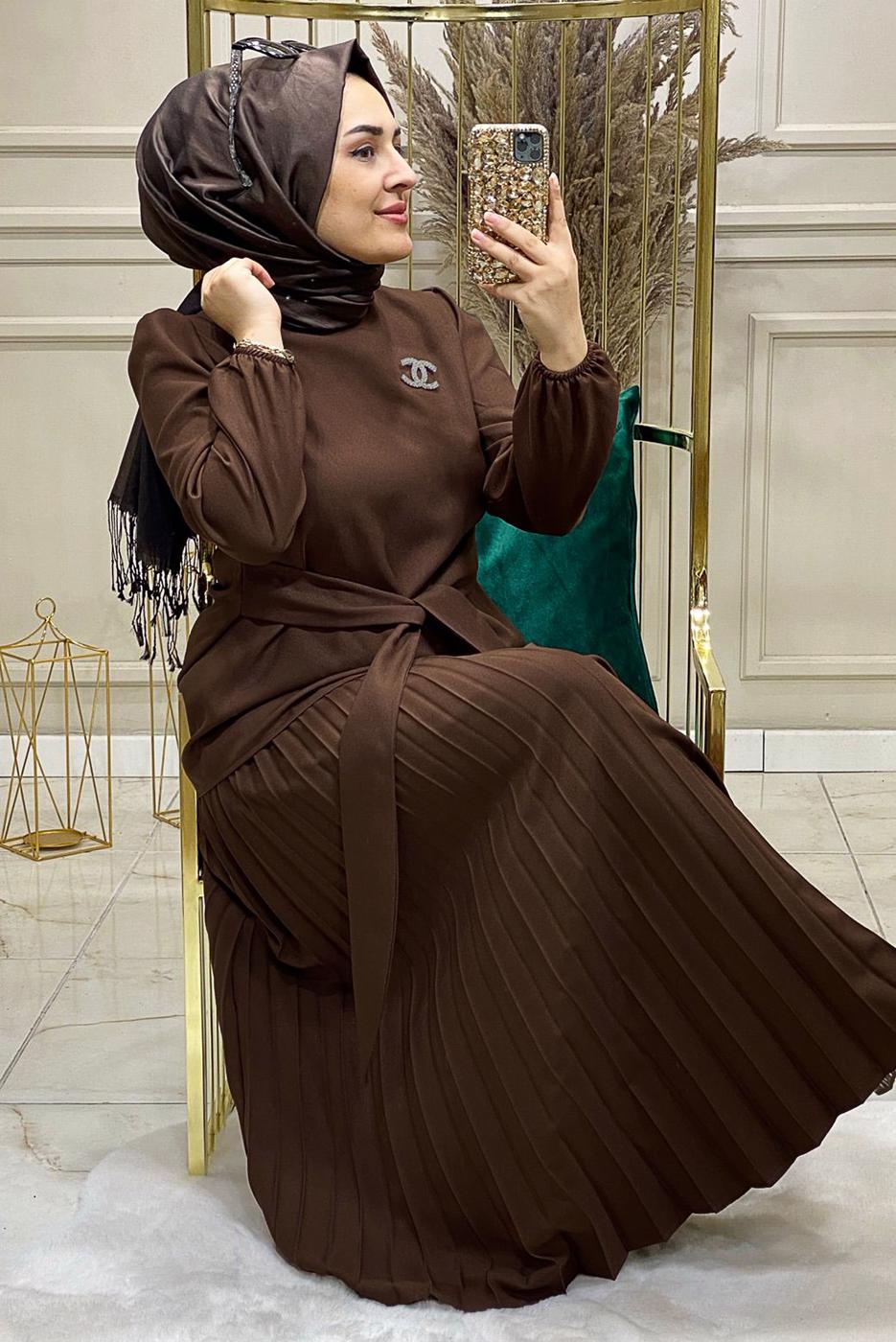 Tesettür giyim KAHVE PİLİSELİ KUŞAKLI ETEKLİ TAKIM 8035 