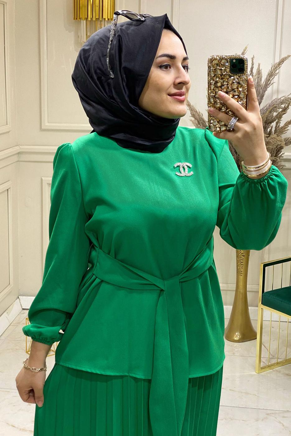 Tesettür giyim YEŞİL PİLİSELİ KUŞAKLI ETEKLİ TAKIM 8035 