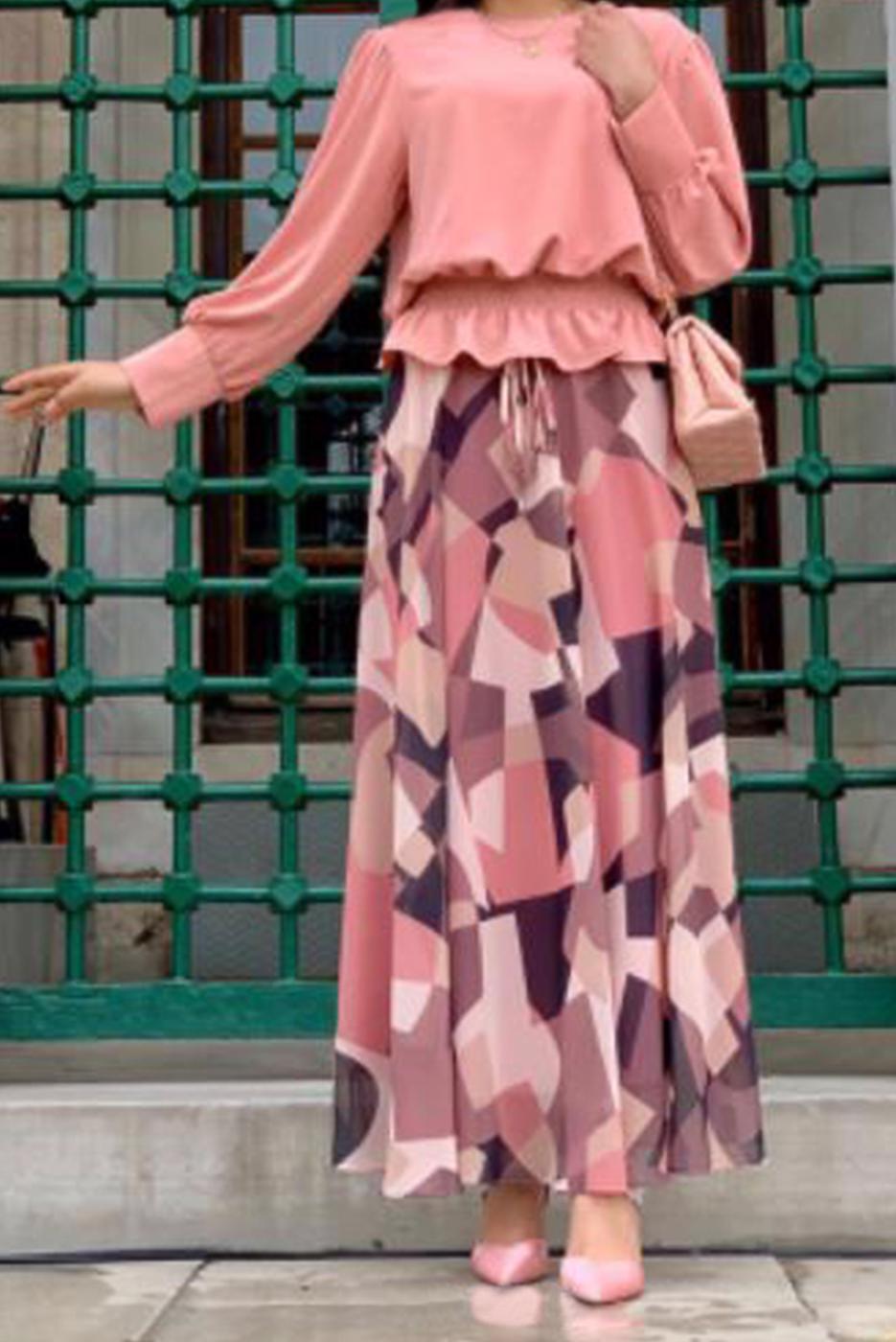 Tesettür giyim PUDRA BELİ BÜZGÜLÜ DESENLİ ETEKLİ TAKIM T 8928