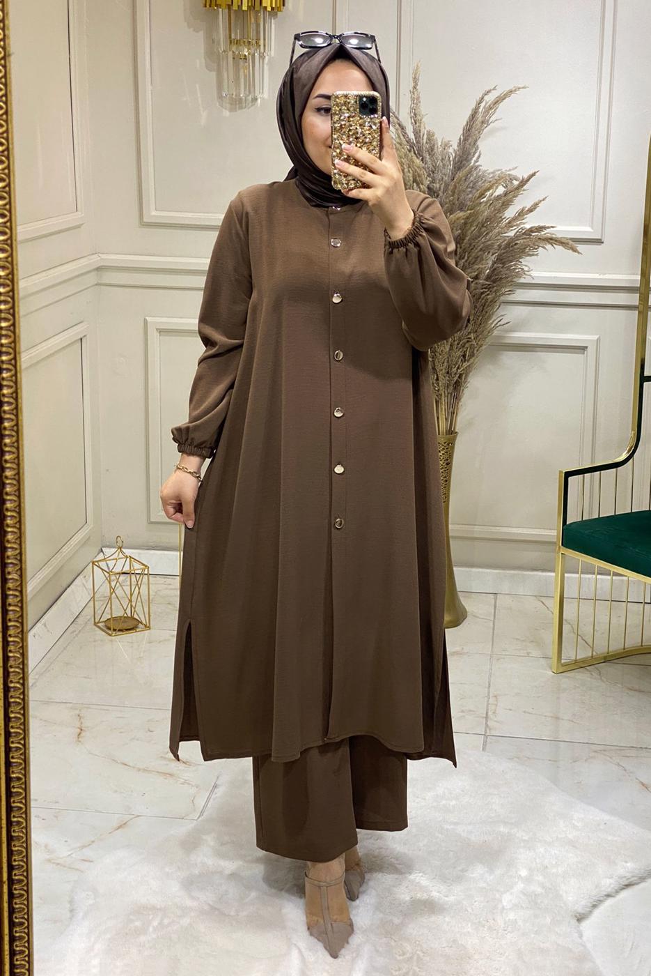 Tesettür giyim KAHVE MANŞETLERİ LASTİKLİ DÜĞMELİ PANTOLONLU TAKIM 8082 