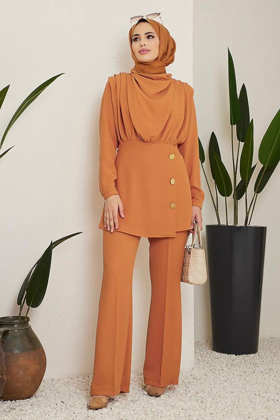 Tesettür giyim TURUNCU DÜĞME DETAYLI DEGAJE YAKA İKİLİ PANT. TAKIM 90051	
