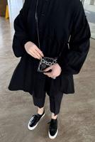 Tesettür giyim SİYAH YAKASI FIRFIR DETAYLI DÜĞMELİ MÜSLİN TUNİK 931	