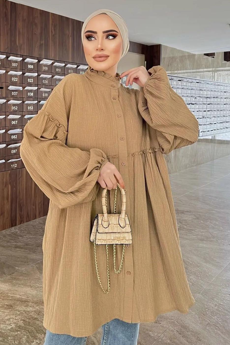 Tesettür giyim KAHVE YAKASI FIRFIR DETAYLI DÜĞMELİ MÜSLİN TUNİK 931	