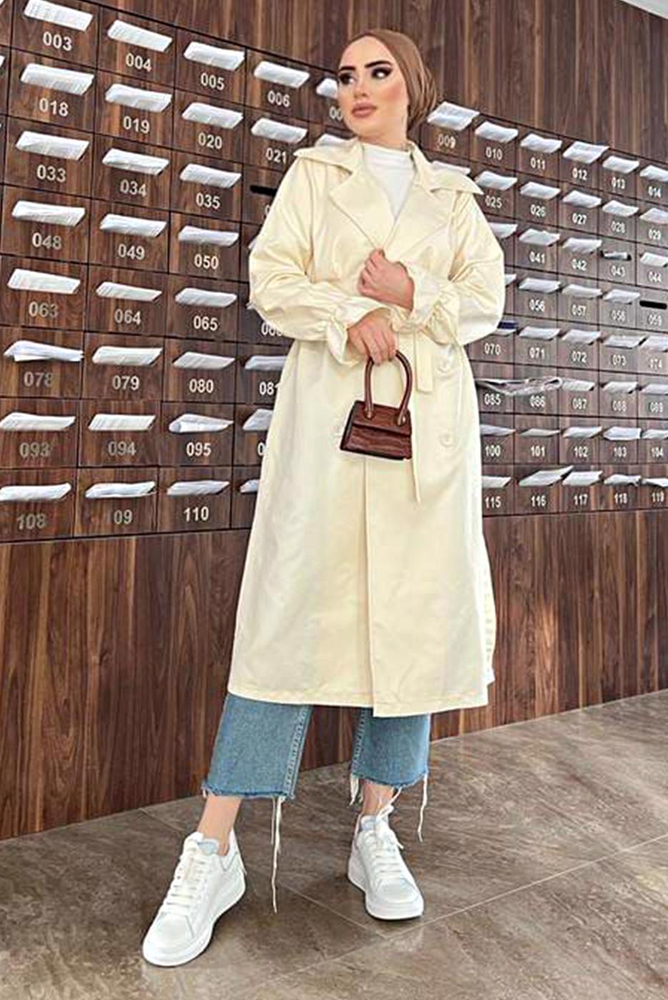 Tesettür giyim BEJ DÜĞMELİ MANŞETLERİ LASTİKLİ TRENÇKOT T 8029