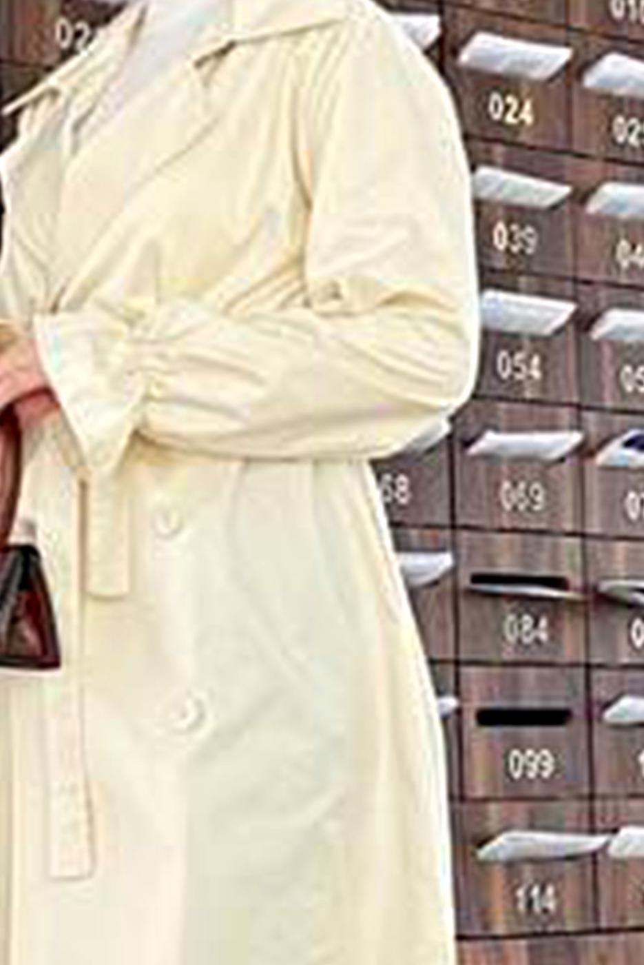 Tesettür giyim BEJ DÜĞMELİ MANŞETLERİ LASTİKLİ TRENÇKOT T 8029