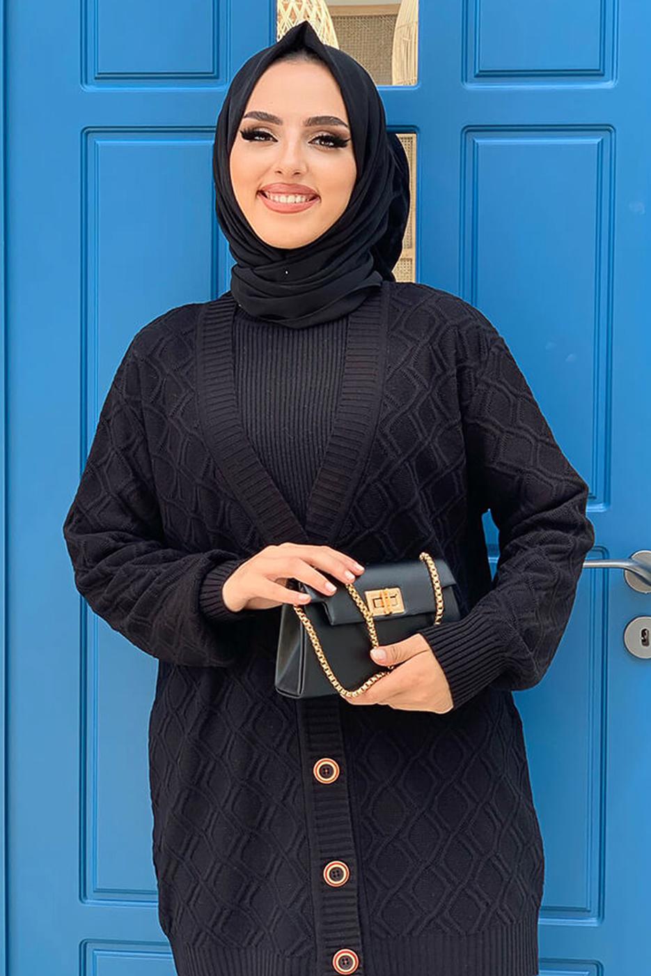 Tesettür giyim SİYAH KENDİNDEN DESENLİ DÜĞMELİ TRİKO HIRKA 01222 