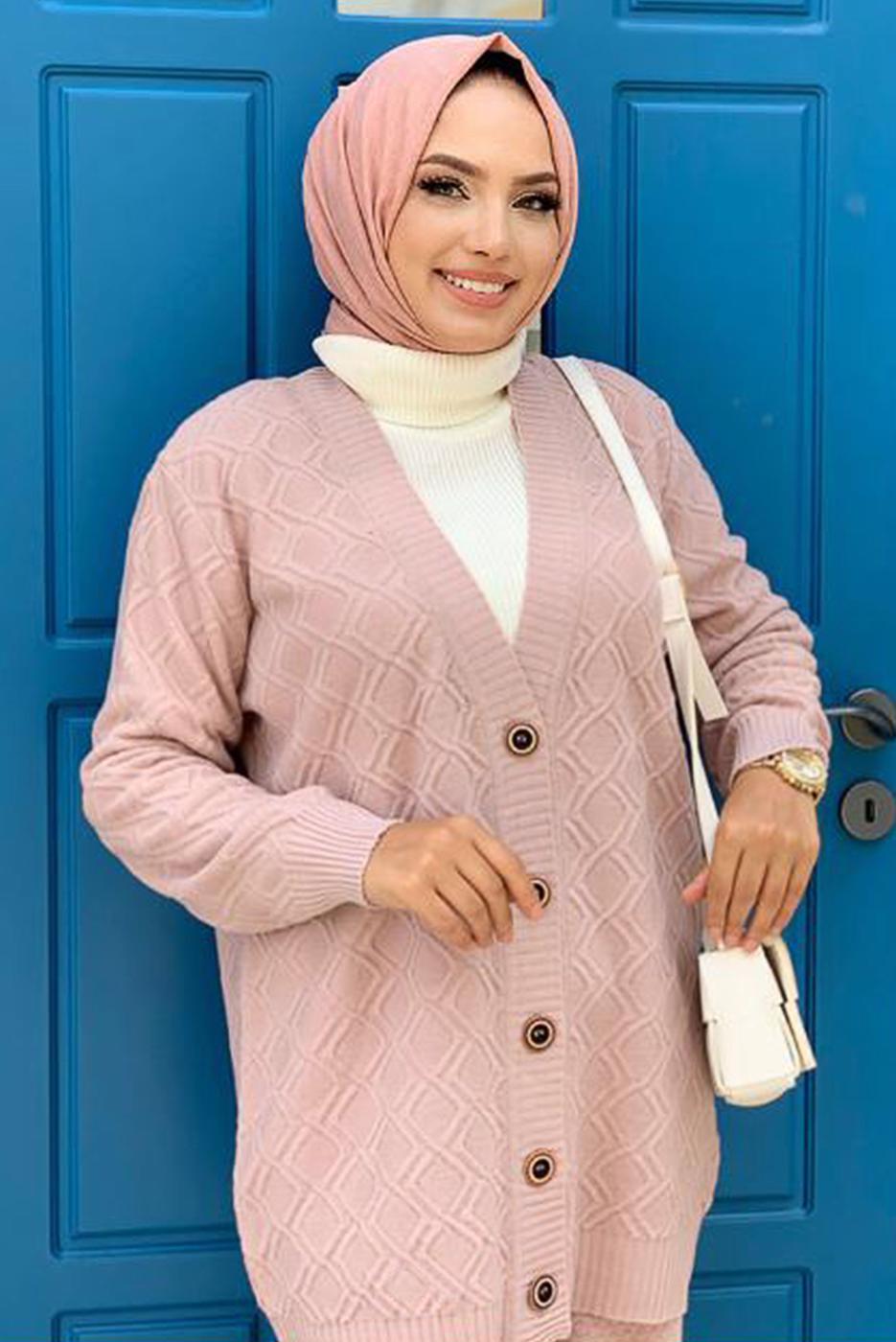 Tesettür giyim PUDRA KENDİNDEN DESENLİ DÜĞMELİ TRİKO HIRKA 01222 