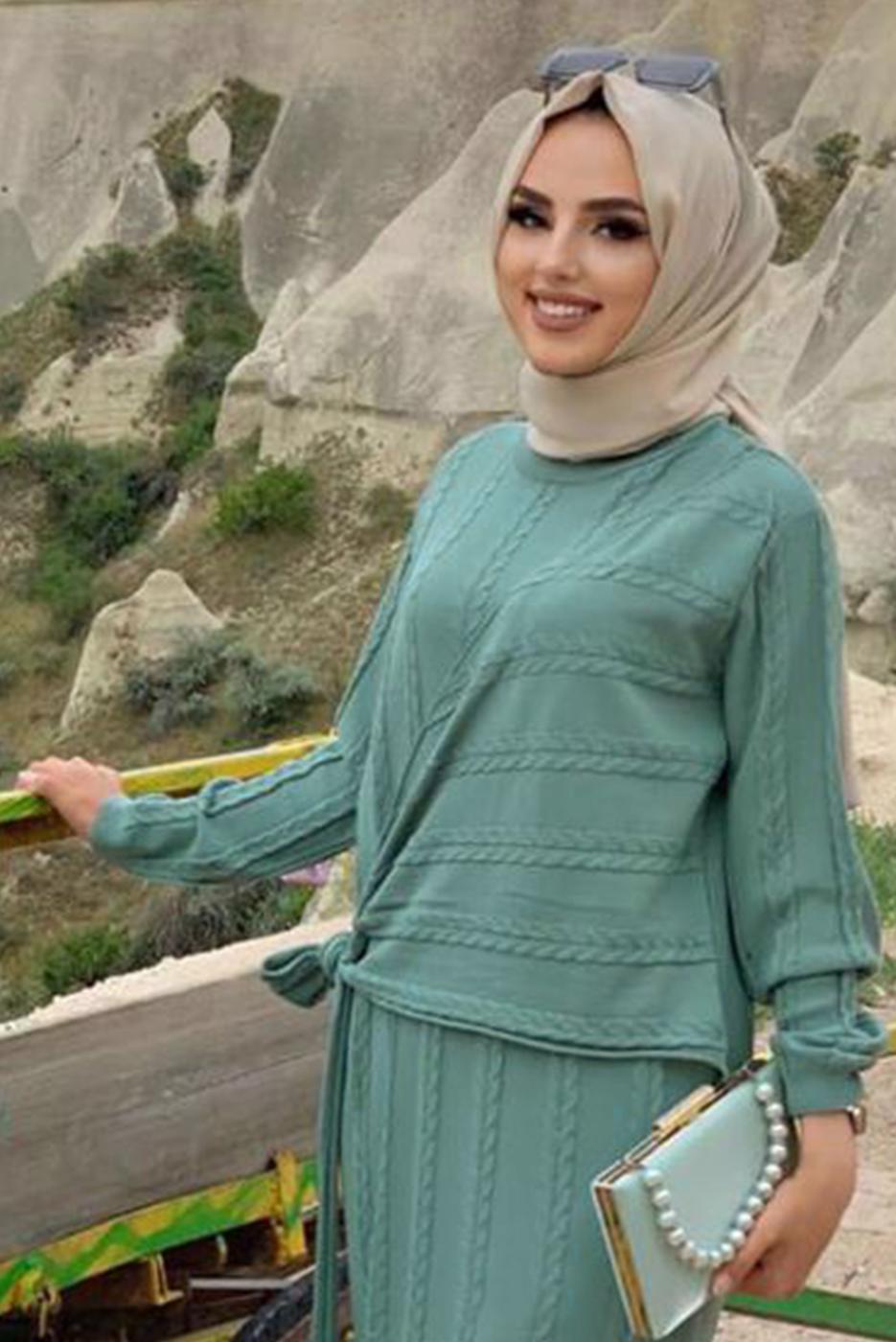 Tesettür giyim YEŞİL BAĞLAMA DETAYLI KENDİNDEN DESENLİ TRİKO ELBİSE 70222 