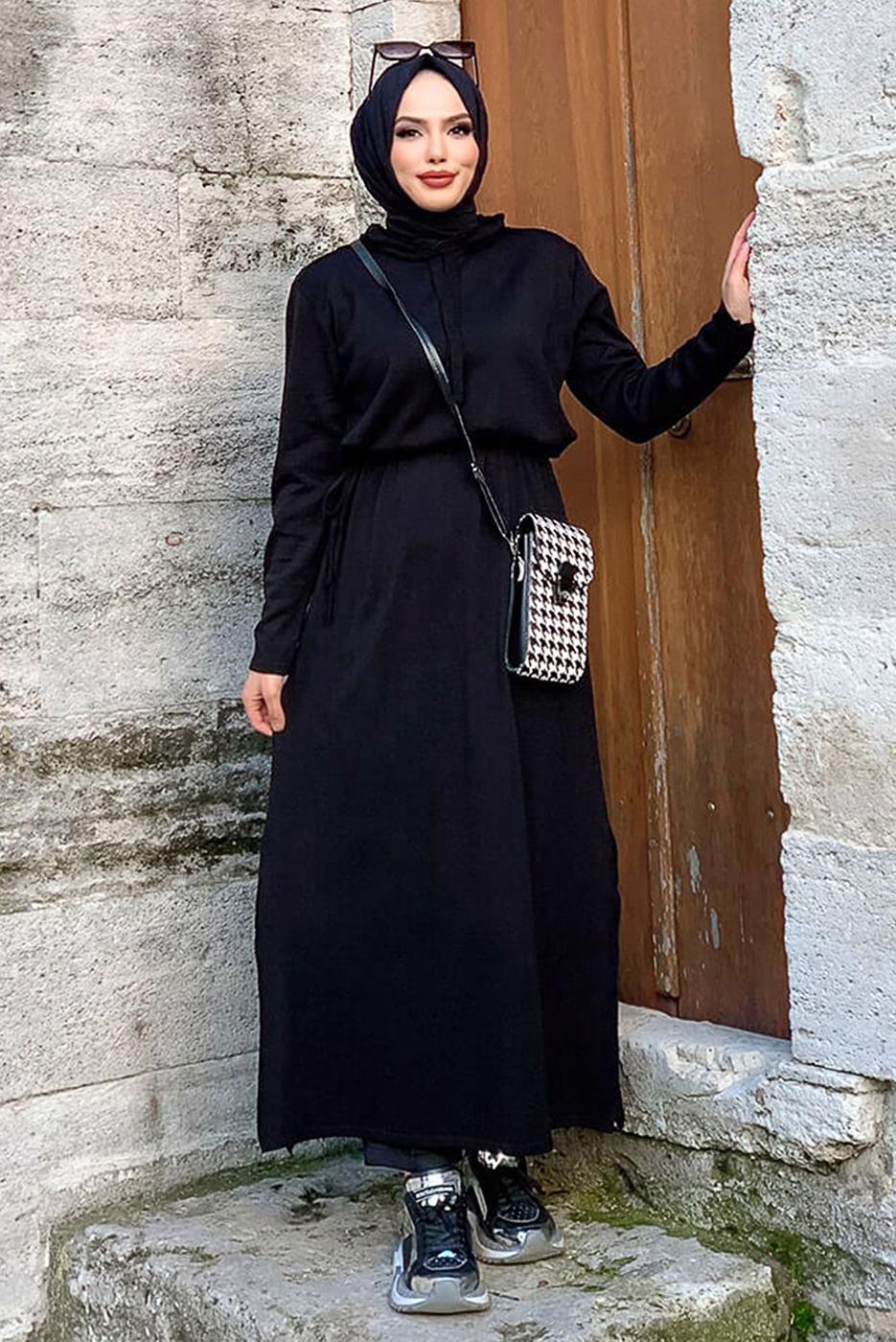 Tesettür giyim SİYAH YANLARI YIRTMAÇLI KAPÜŞONLU TRİKO ELBİSE 90102	