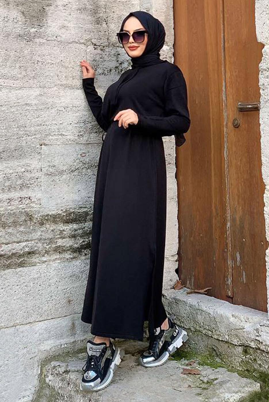 Tesettür giyim SİYAH YANLARI YIRTMAÇLI KAPÜŞONLU TRİKO ELBİSE 90102	