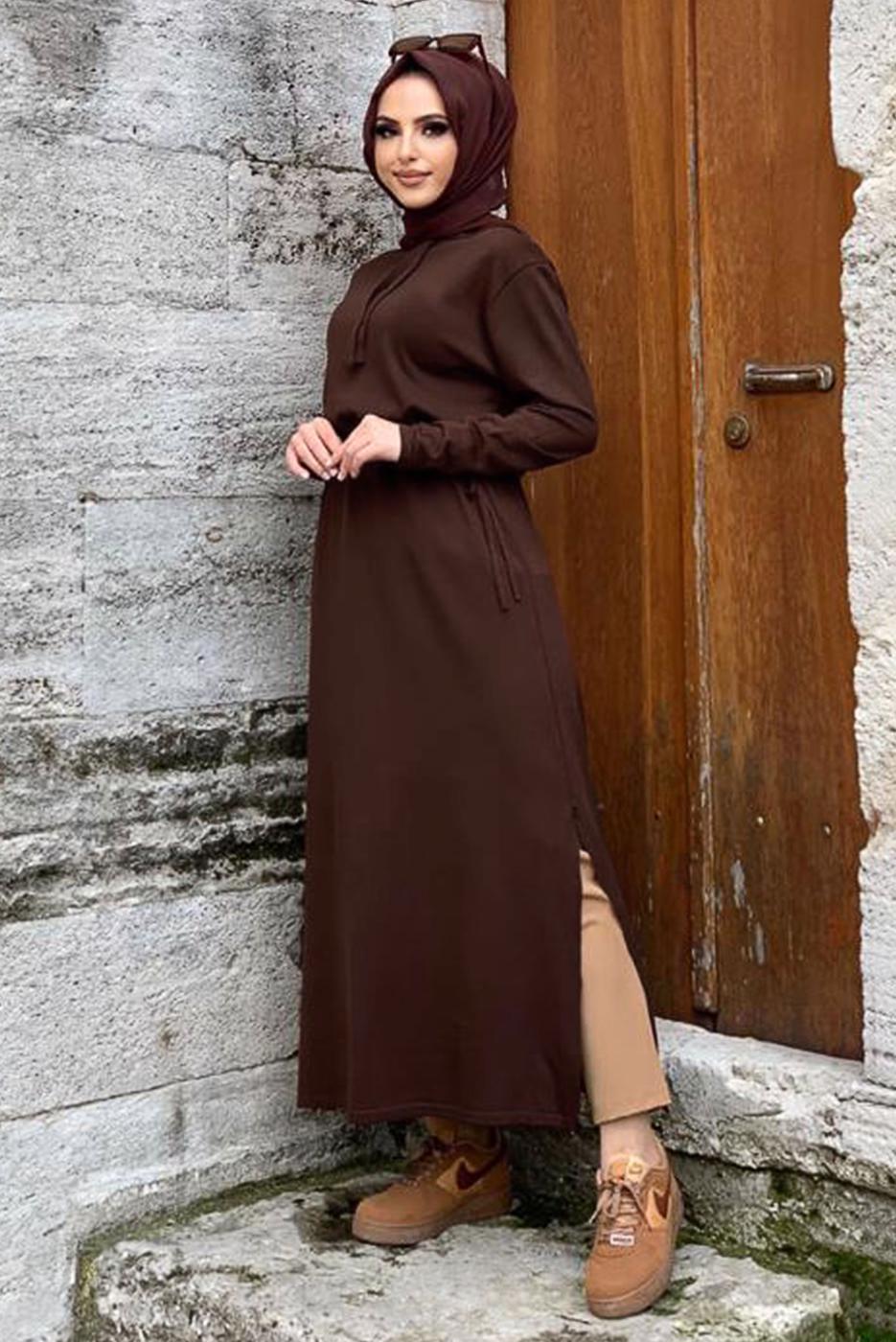 Tesettür giyim KAHVE YANLARI YIRTMAÇLI KAPÜŞONLU TRİKO ELBİSE 90102	