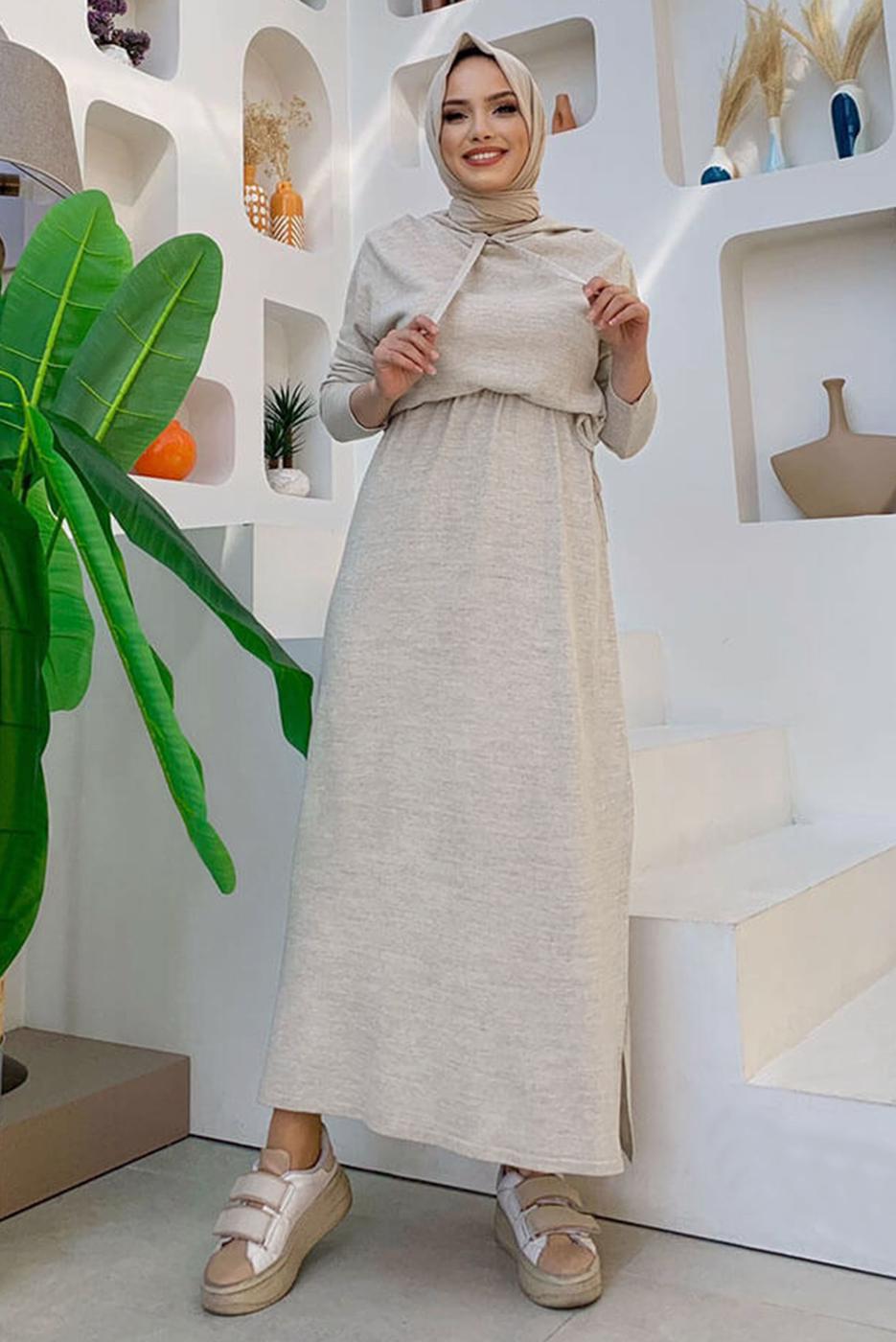 Tesettür giyim BEJ YANLARI YIRTMAÇLI KAPÜŞONLU TRİKO ELBİSE 90102	