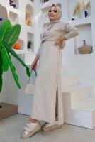 Tesettür giyim BEJ YANLARI YIRTMAÇLI KAPÜŞONLU TRİKO ELBİSE 90102	