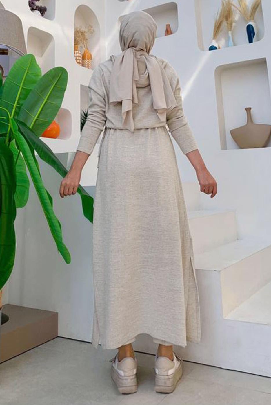 Tesettür giyim BEJ YANLARI YIRTMAÇLI KAPÜŞONLU TRİKO ELBİSE 90102	