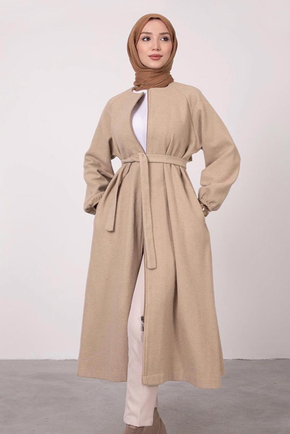 Tesettür giyim BEJ MANŞETLERİ LASTİKLİ KUŞAKLI KABAN 2285 