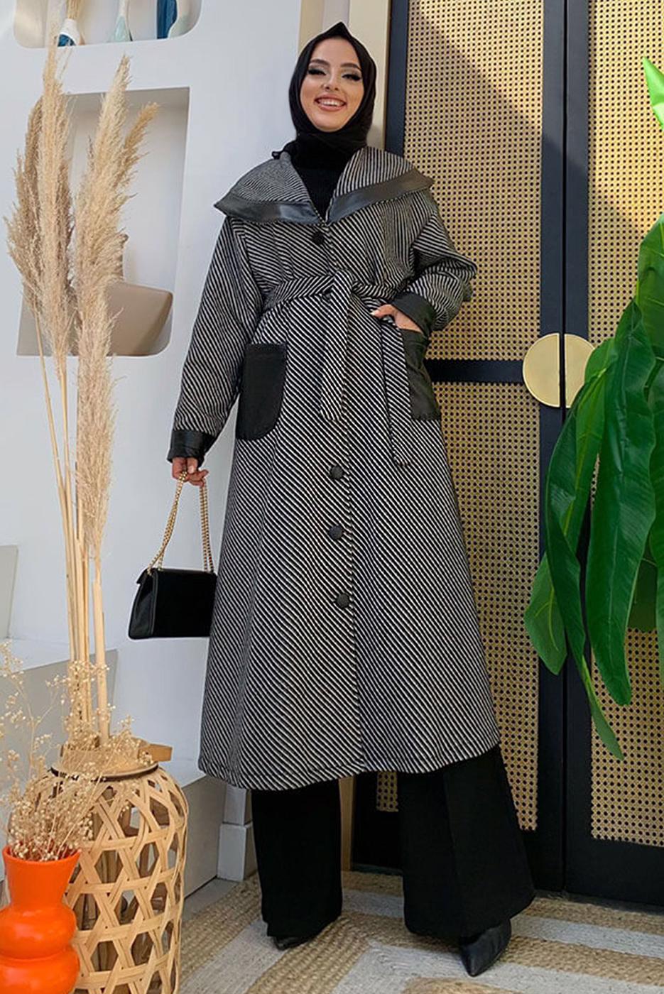 Tesettür giyim SİYAH ÇİZGİLİ DERİ DETAYLI KABAN 3477 