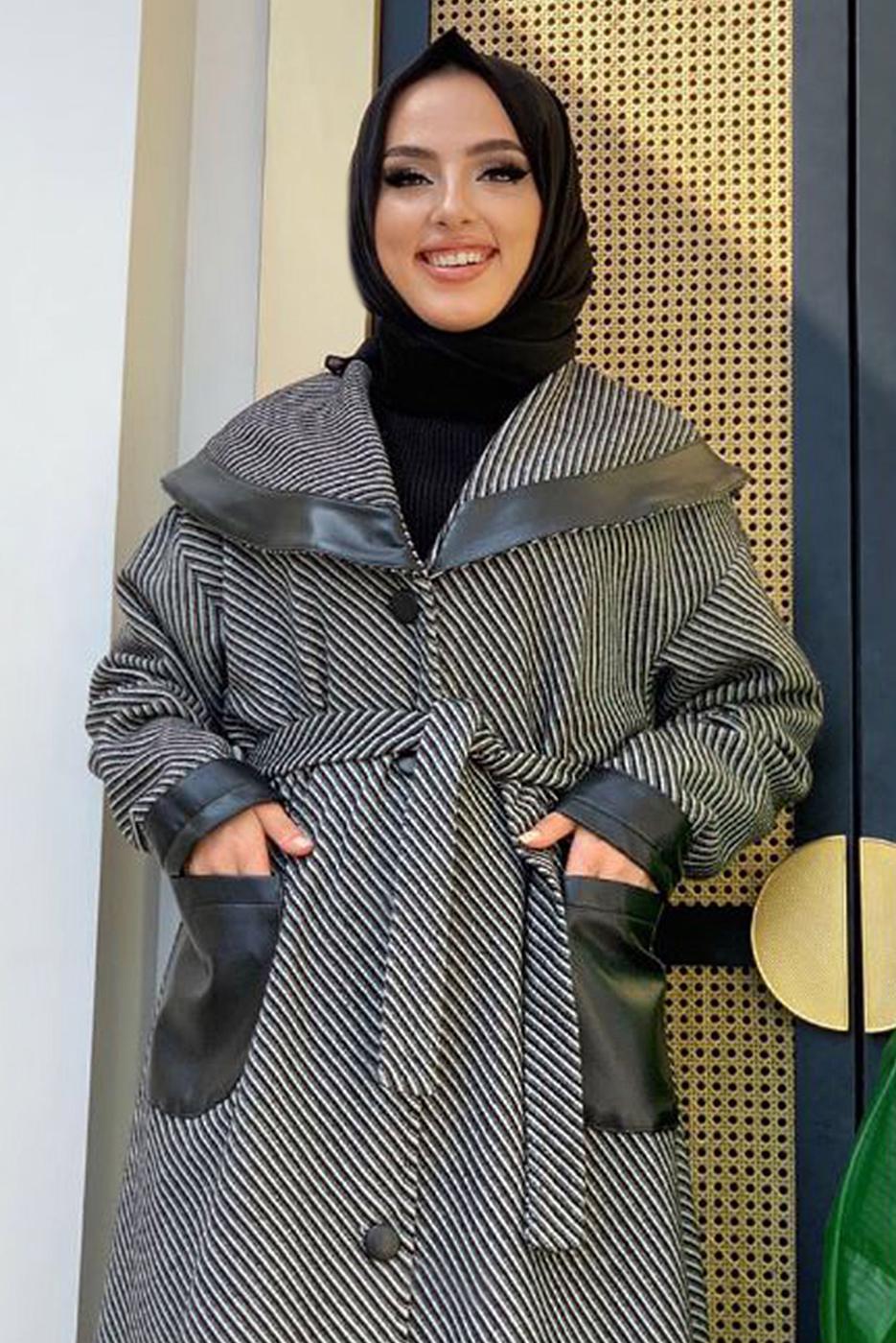 Tesettür giyim SİYAH ÇİZGİLİ DERİ DETAYLI KABAN 3477 